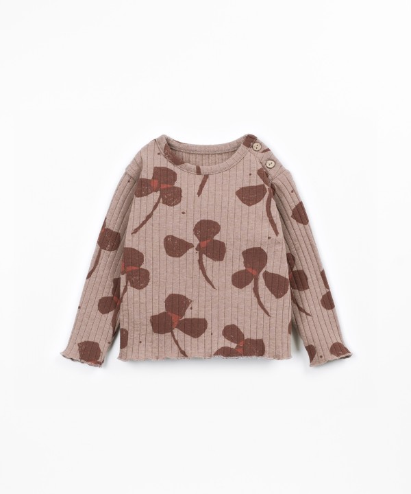 Ribbed knit t-shirt with a blend of recycled fibers