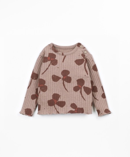 Ribbed knit t-shirt with a blend of recycled fibers