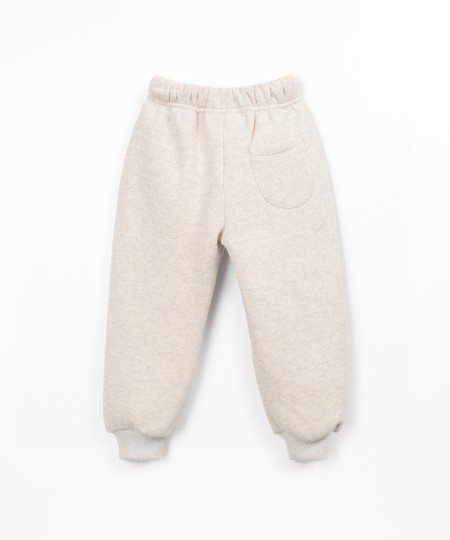 Pantalones con mezcla de algodón, algodón reciclado y poliéster reciclado
