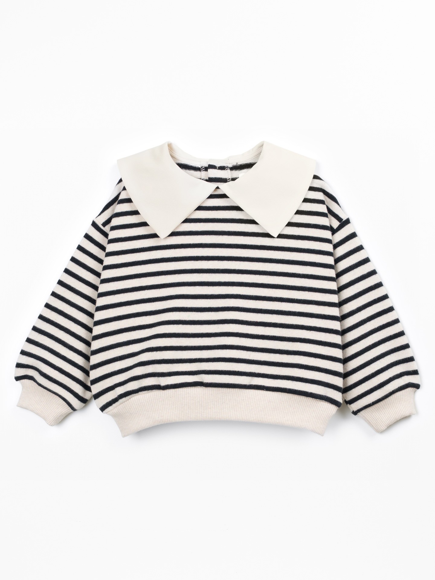 Knit sweater with a blend of cotton and recycled fibers