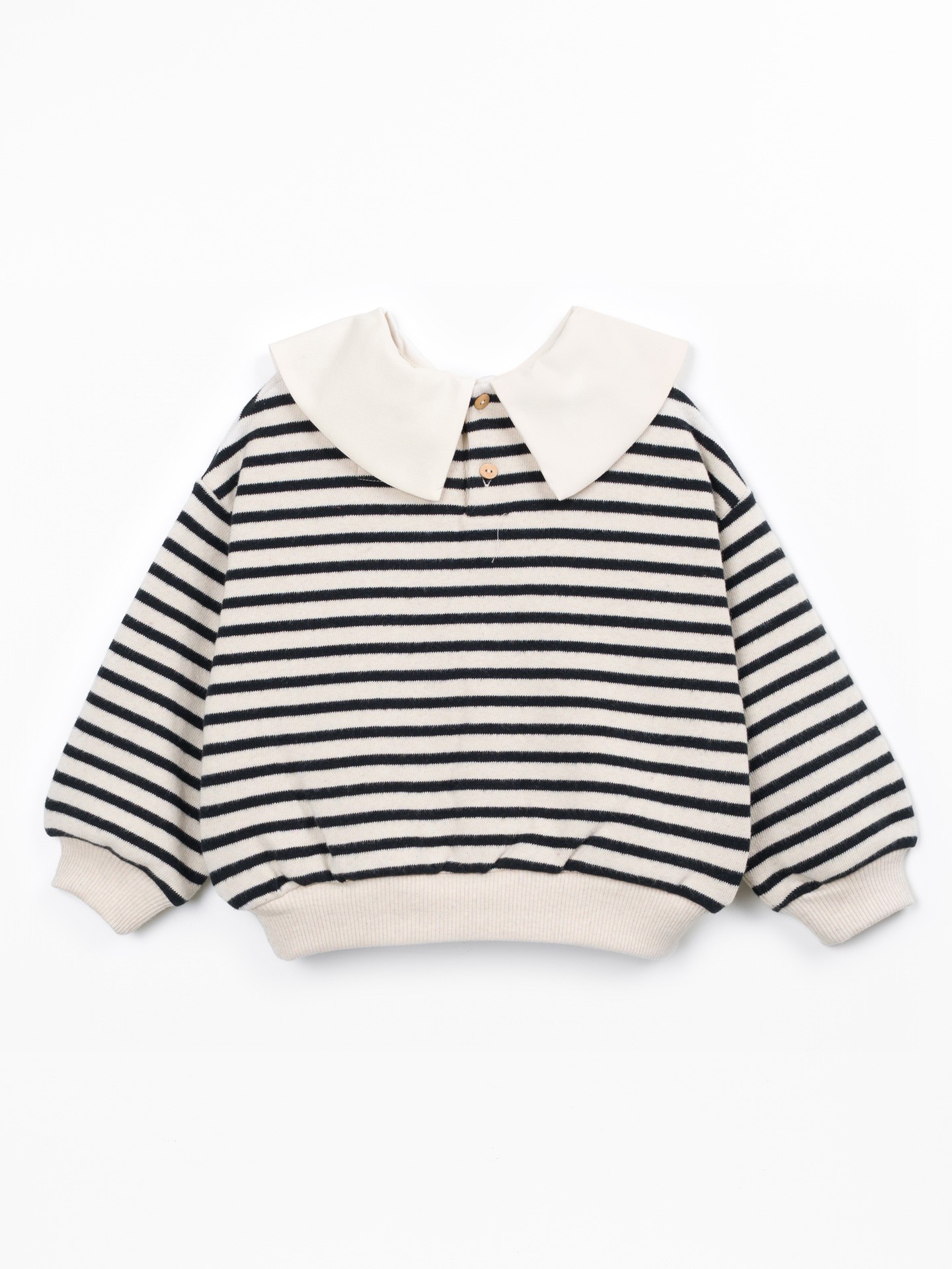 Knit sweater with a blend of cotton and recycled fibers