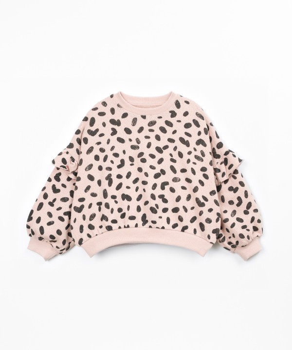 Knitted sweater with Re(Play) yarn
