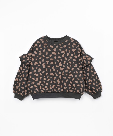 Knitted sweater with Re(Play) yarn