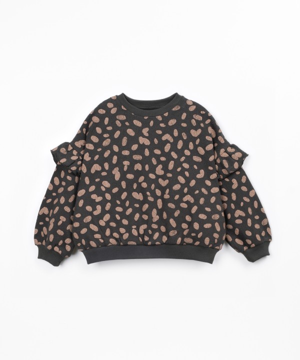 Knitted sweater with Re(Play) yarn