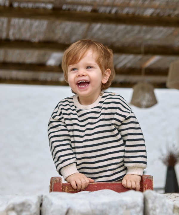 Sweater with a mixture of natural and recycled fibers