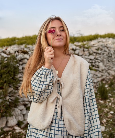 Sleeveless vest in organic and recycled cotton