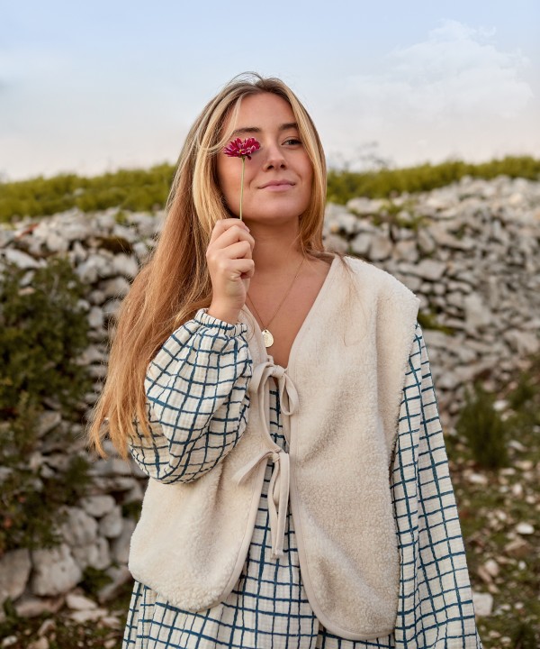 Sleeveless vest in organic and recycled cotton