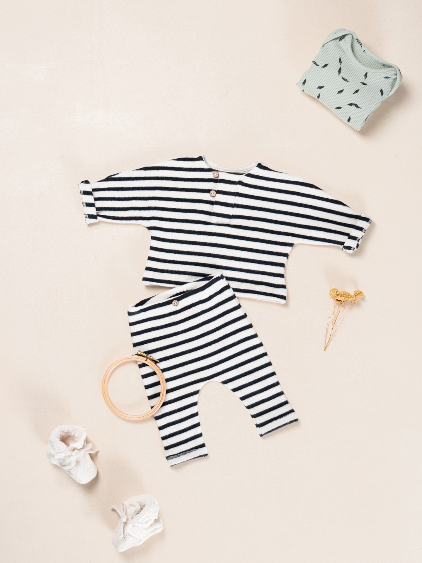 Body with little leaves print
