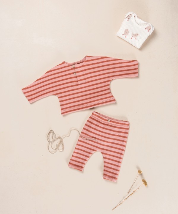 Knit sweater with a blend of natural fibers and recycled cotton
