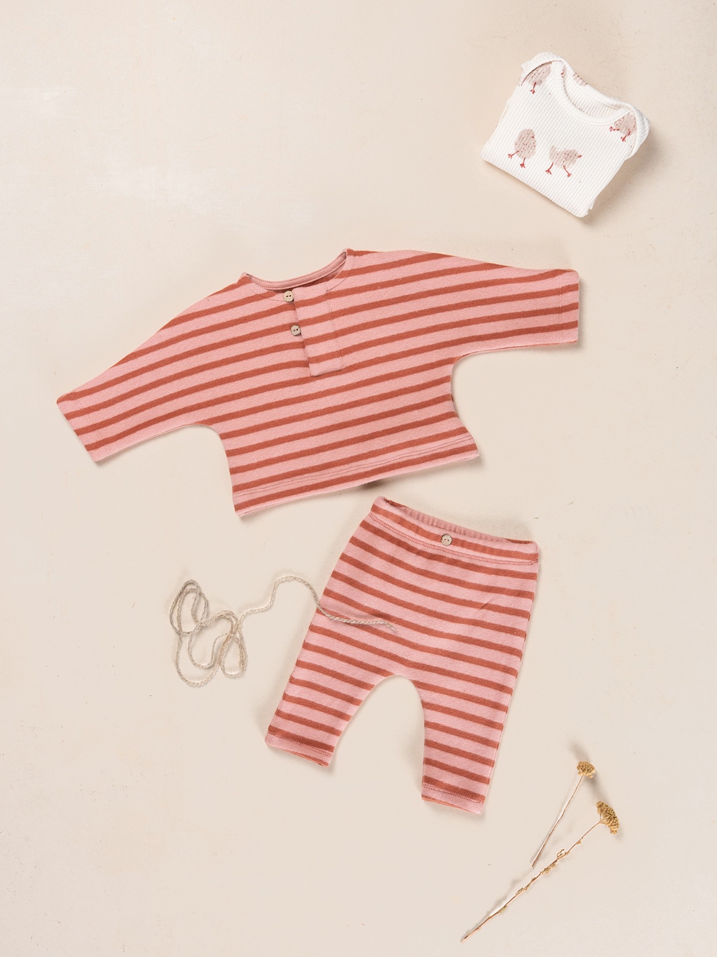 Knit sweater with a blend of natural fibers and recycled cotton