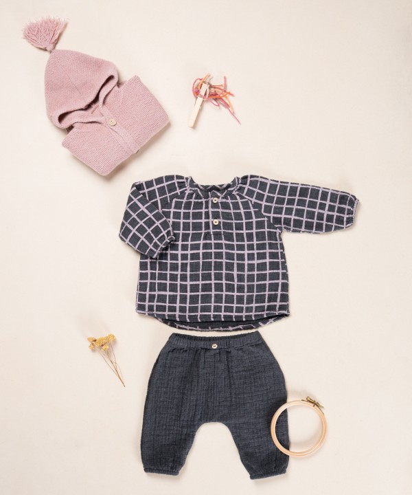 Knitted coat with front opening