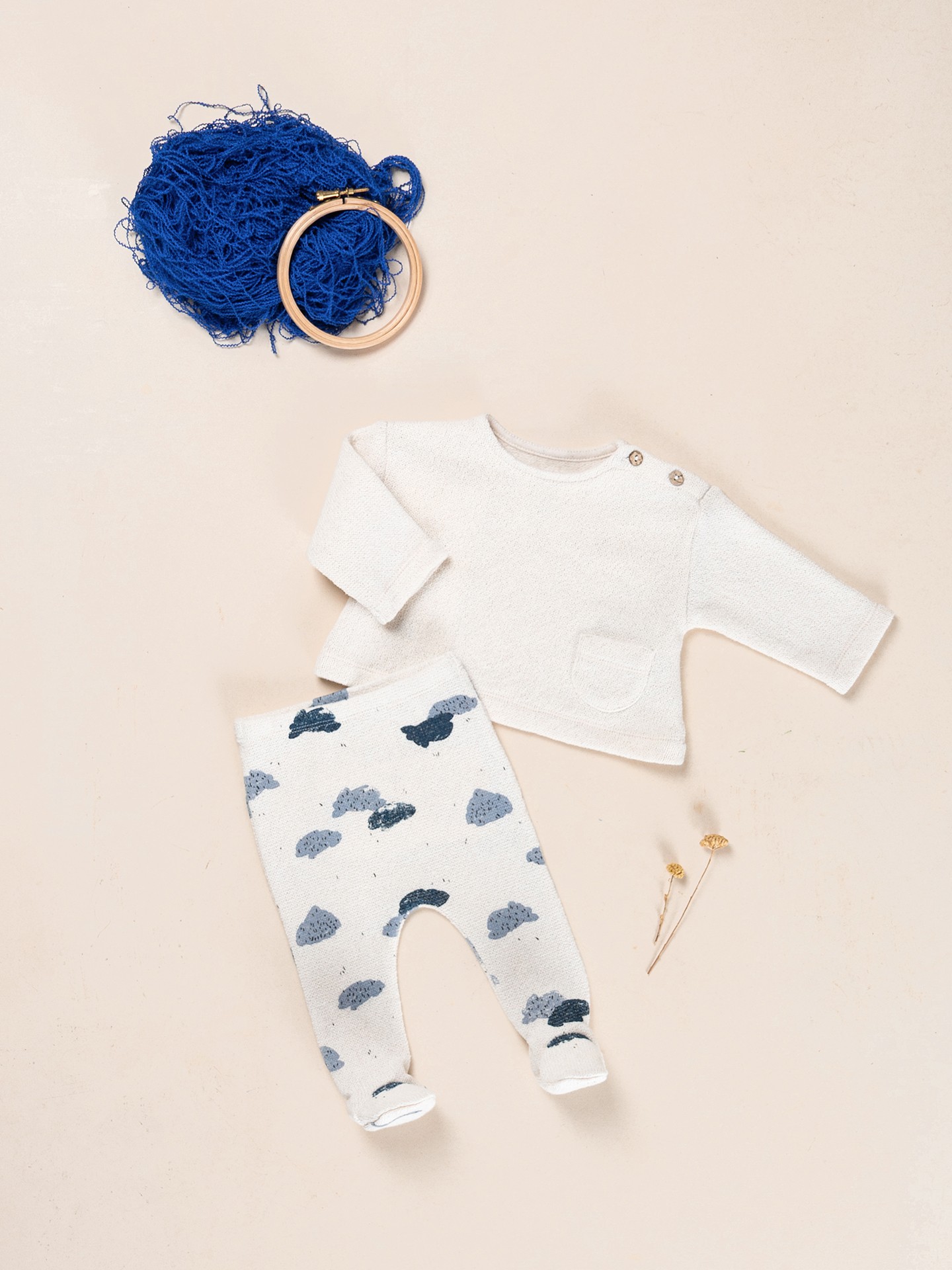 Pantalon en maille avec imprimé de nuages