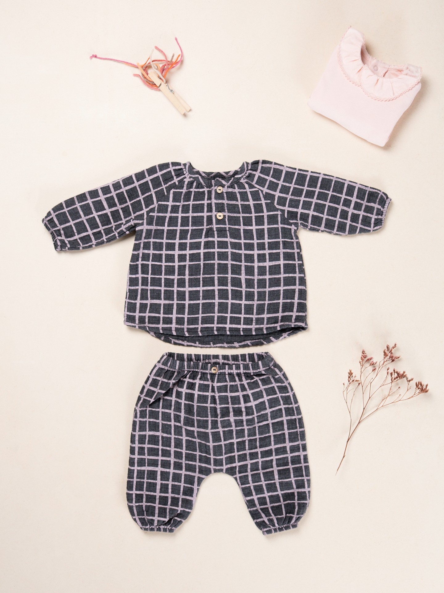 Pantalon en tissu avec motif à carreaux