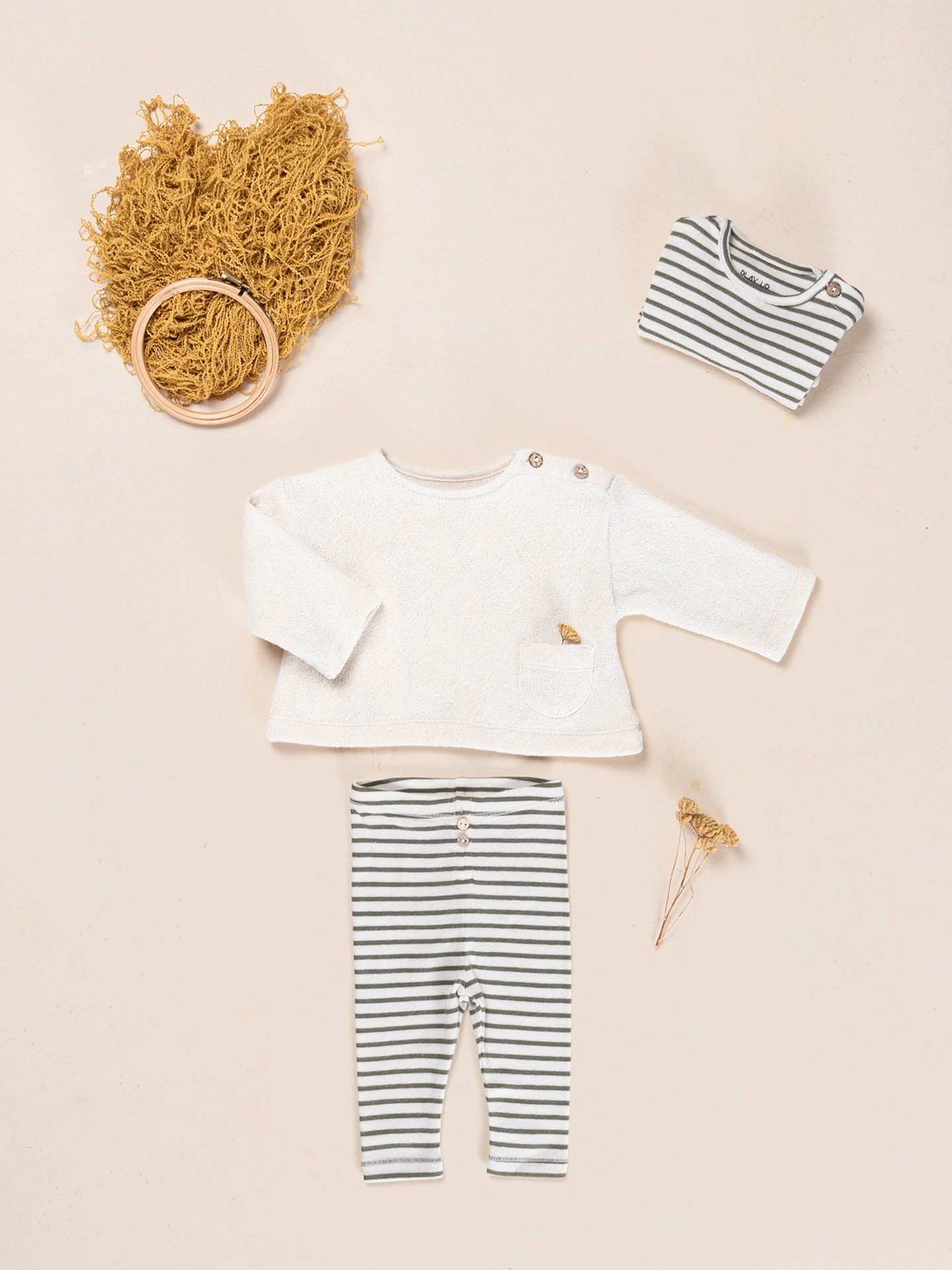 Leggings rayés avec boutons décoratifs en noix de coco