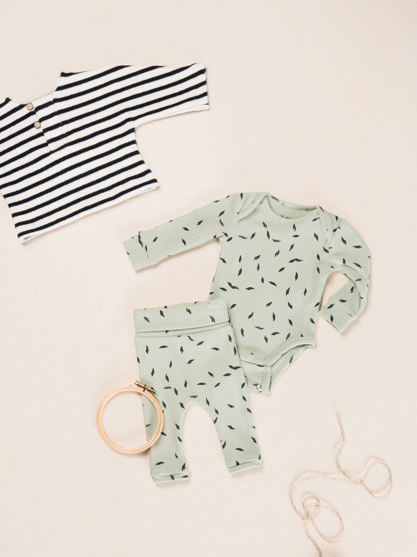 Leggings avec imprimé de petites feuilles