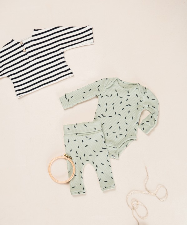 Leggings avec imprimé de petites feuilles
