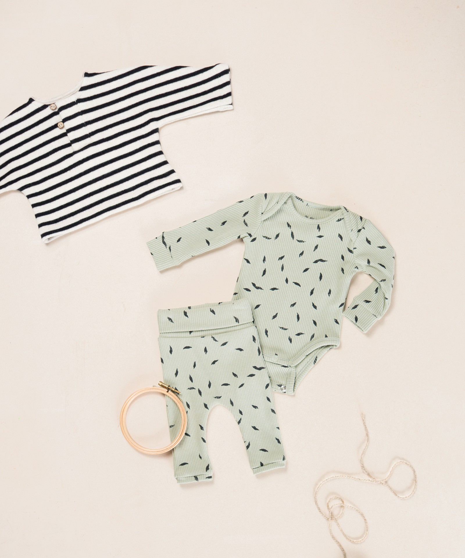 Leggings avec imprimé de petites feuilles