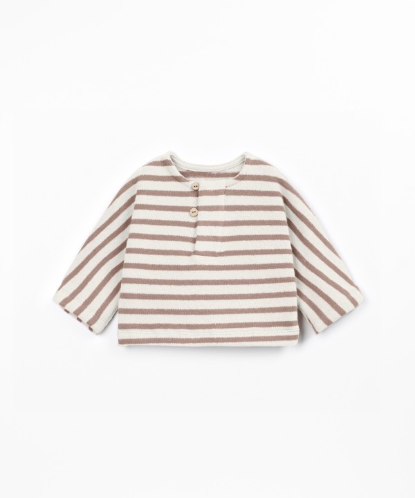 Knit sweater with a blend of natural fibers and recycled cotton