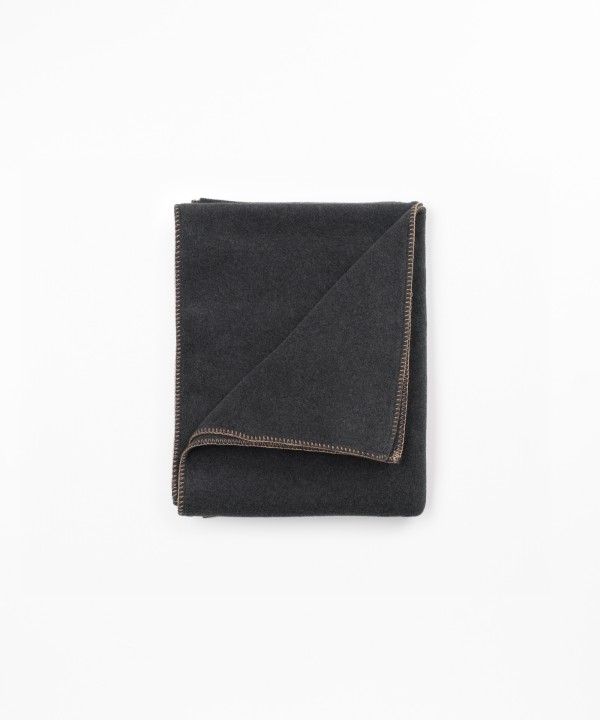 Manta Polar com Bolso e Costura Decorativa