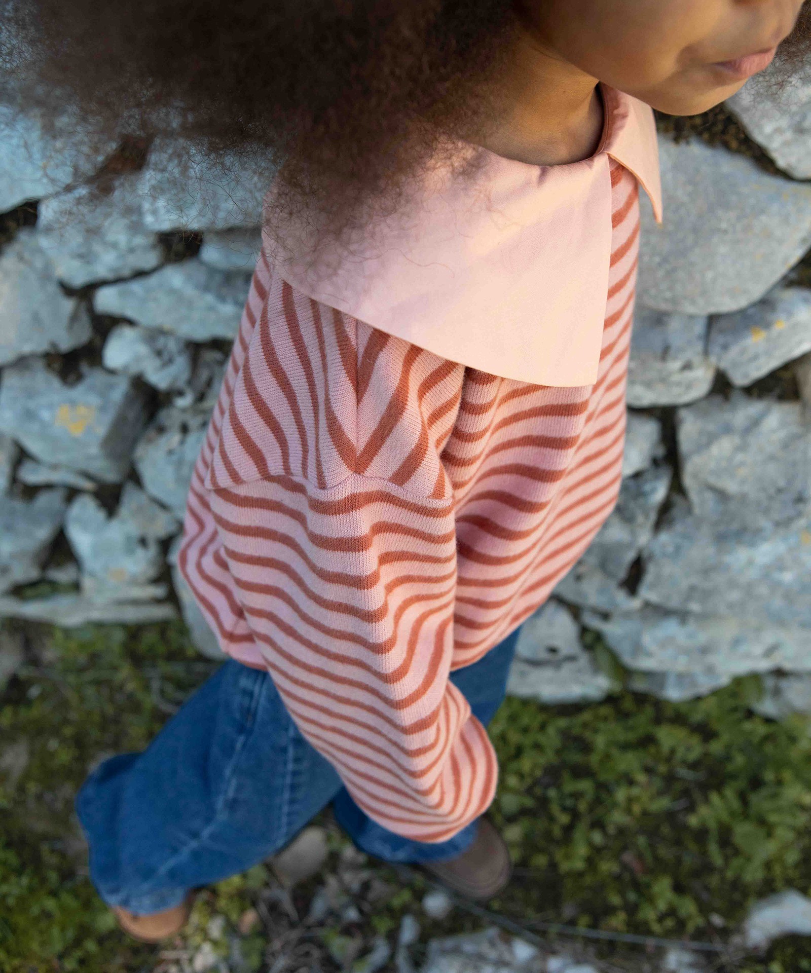 Gestreifter Strickpullover aus recycelter Baumwolle