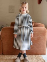 Gestreiftes Strickkleid aus recycelter Baumwolle Gestreiftes Strickkleid aus recycelter Baumwolle