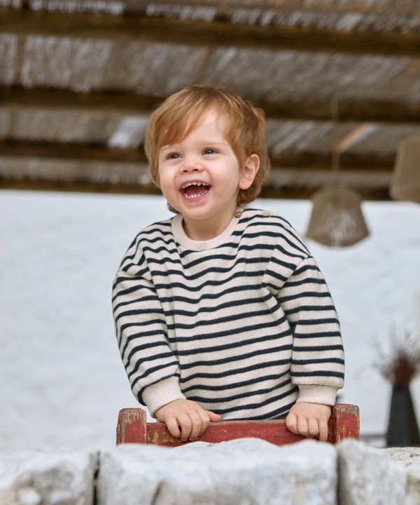 Sweater with a mixture of natural and recycled fibers