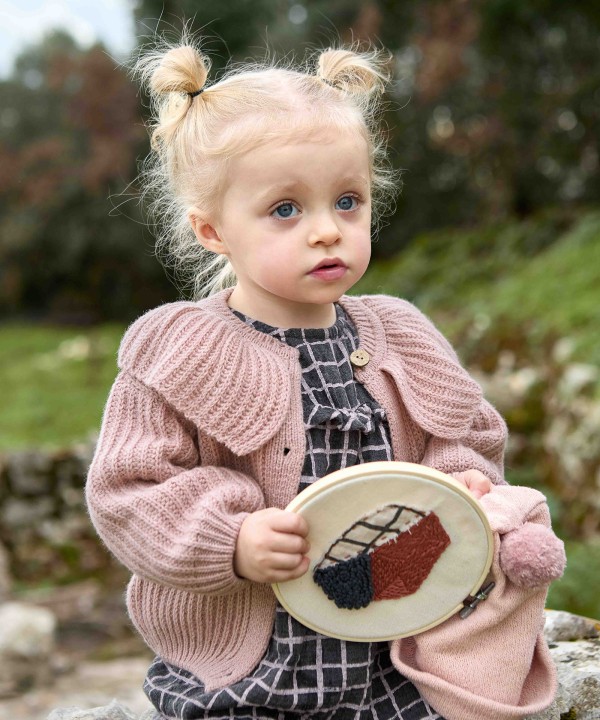 Strickjacke mit recycelten Fasern