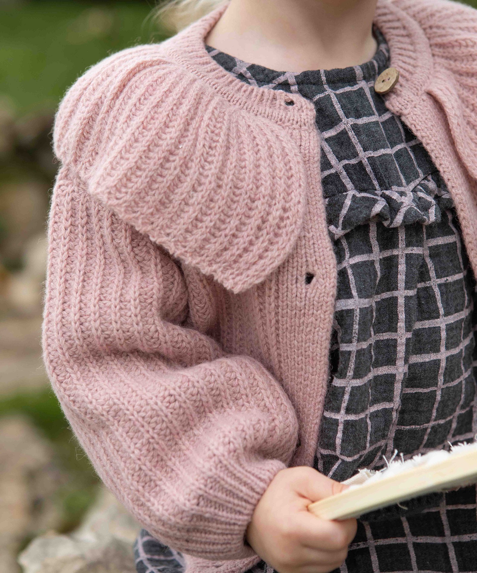 Strickjacke mit recycelten Fasern